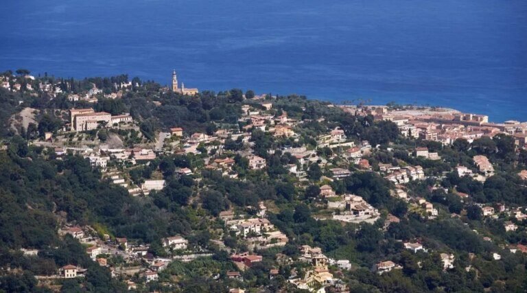 Féminicide à Menton : une femme retrouvée morte chez elle, son compagnon suspecté (Ouest-France)