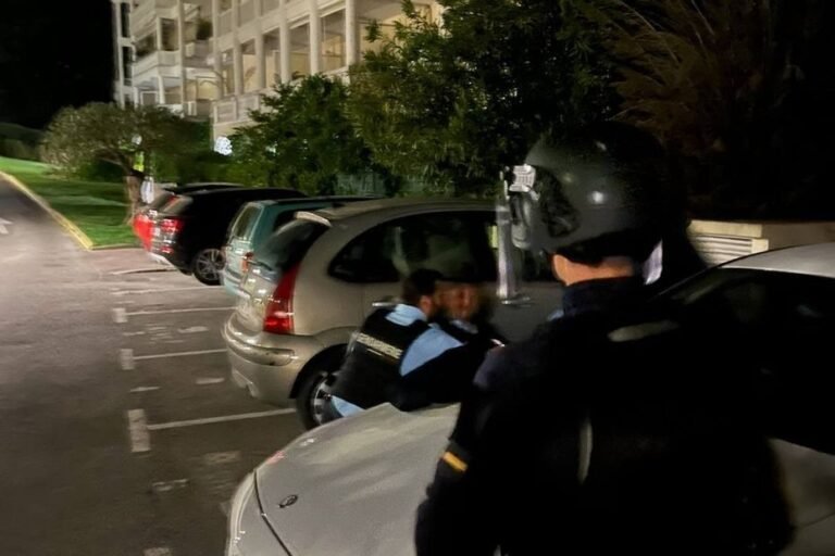 Depuis chez lui près de Cannes, un forcené ouvre le feu sur les gendarmes avant d&rsquo;être interpellé