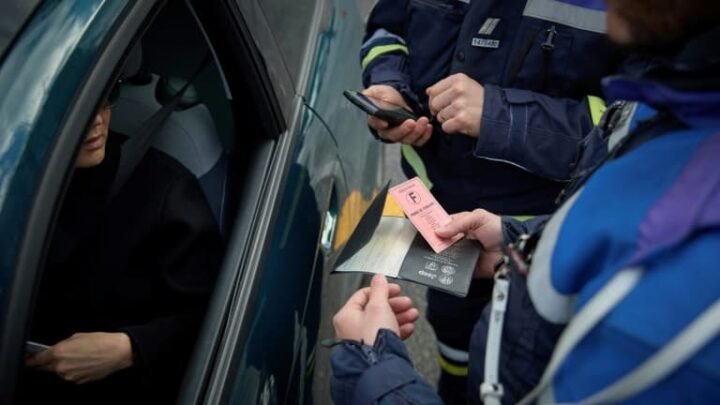 Deux policiers ont été percutés par une automobiliste qu’ils essayaient de controler dans les Alpes-Maritimes, une enquête ouverte