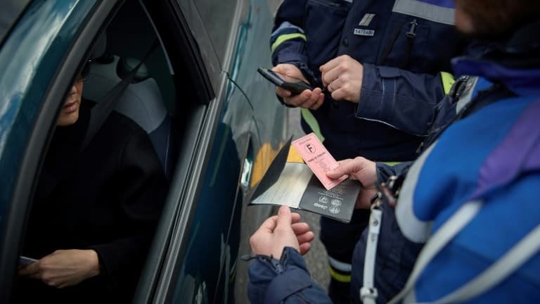 Deux policiers ont été percutés par une automobiliste qu’ils essayaient de controler dans les Alpes-Maritimes, une enquête ouverte
