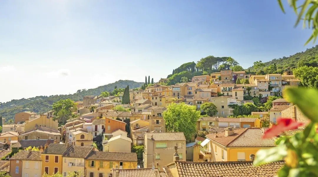Capitale varoise du mimosa, cette commune est le « Village préféré des Français » en 2026