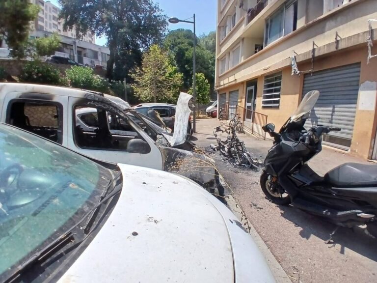 Ajaccio : deux véhicules s’embrasent quartier des Cannes, une personne brûlée légèrement et plusieurs incommodées
