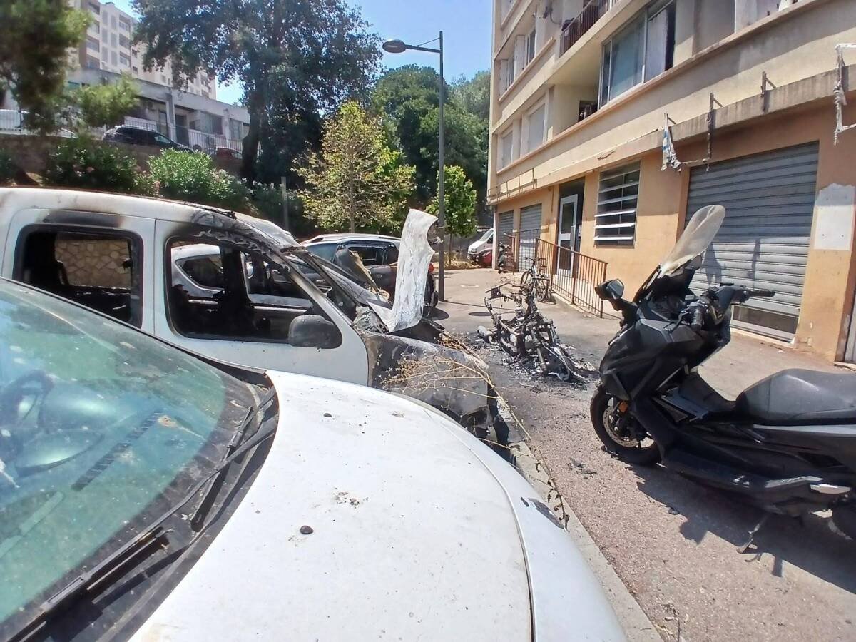 Ajaccio : deux véhicules s’embrasent quartier des Cannes, une personne brûlée légèrement et plusieurs incommodées