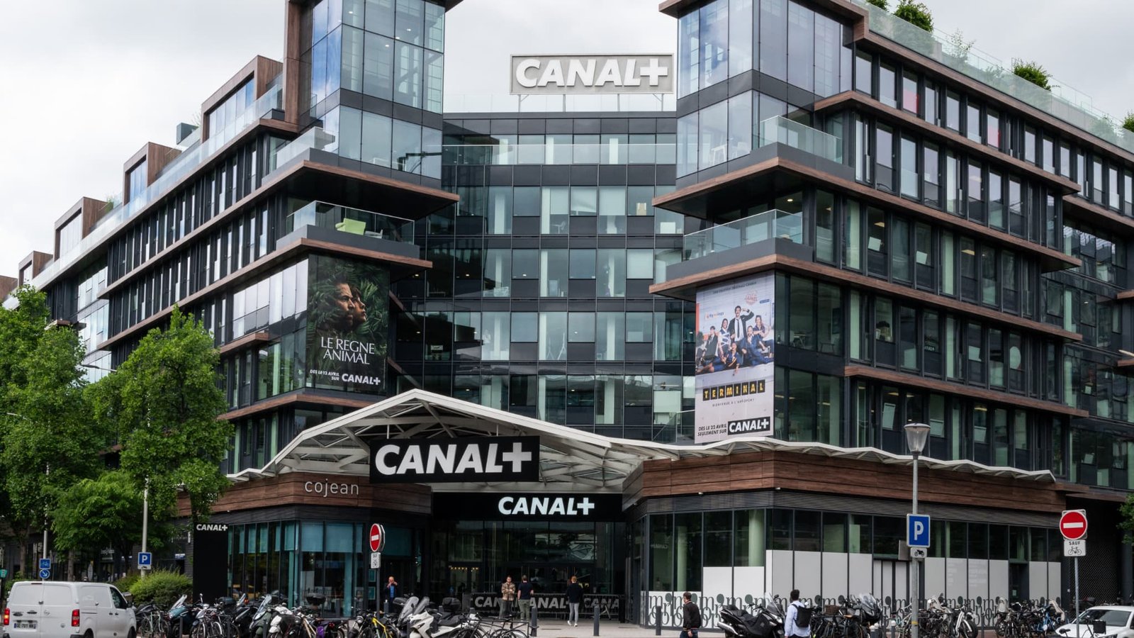 Après la tribune anti-Bolloré et la polémique à Cannes, le milliard d&rsquo;euros promis par Canal+ rassure le…