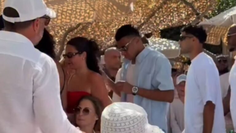 Après son incroyable Coupe du monde, Kylian Mbappé prend du bon temps dans ce restaurant de Cannes