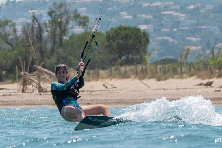 « Ce serait une première pour une fille » : de Cannes elle veut tenter de rejoindre la Corse en kitesurf
