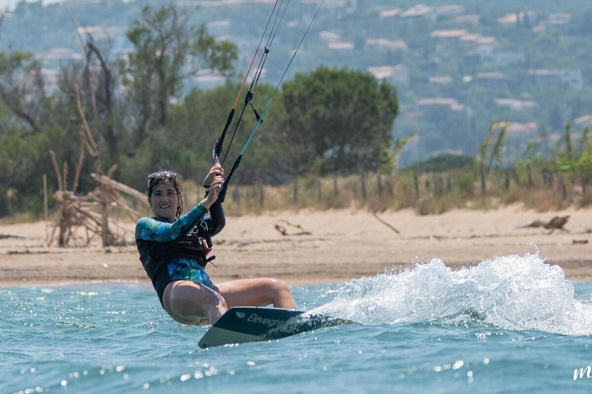 « Ce serait une première pour une fille » : de Cannes elle veut tenter de rejoindre la Corse en kitesurf