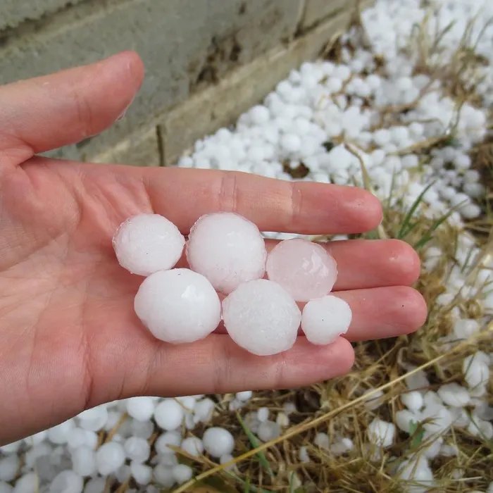 Des milliers de voitures endommagées par un orage de grêle : les garagistes marseillais sont sous l’eau  (Ouest-France)