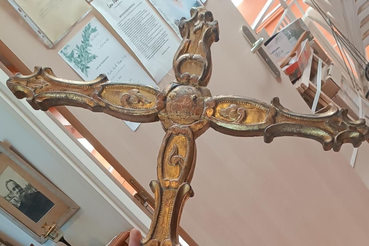 « J’estime que cette croix date de l’époque de Louis XV » : dans le vieux Cannes, une croix du XVIIIe siècle rénovée défilera pour la messe du 15 août