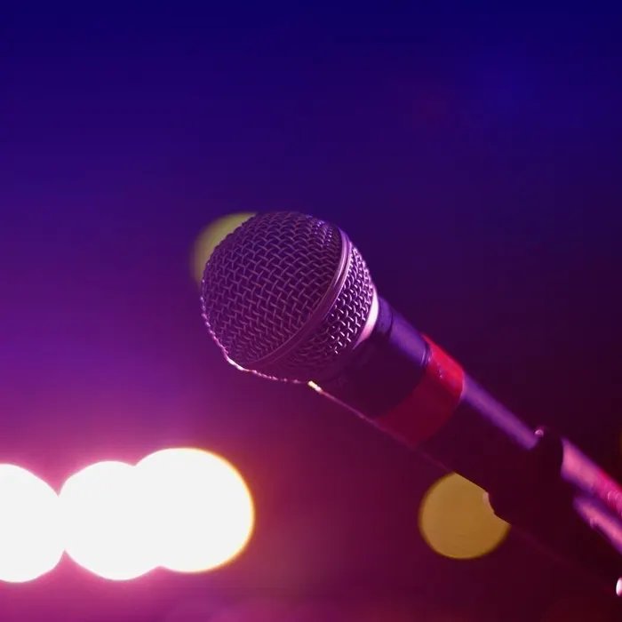 « Les gens ont halluciné ! » : Soprano et TK débarquent dans un bar et tournent leur clip au milieu des clients (Ouest-France)