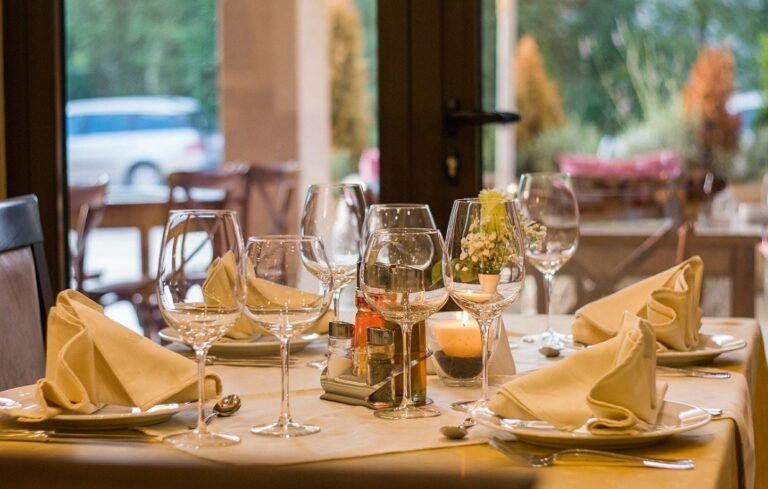 Mis en cause pour l’utilisation de bougies étincelantes, un restaurant de Cannes se défend