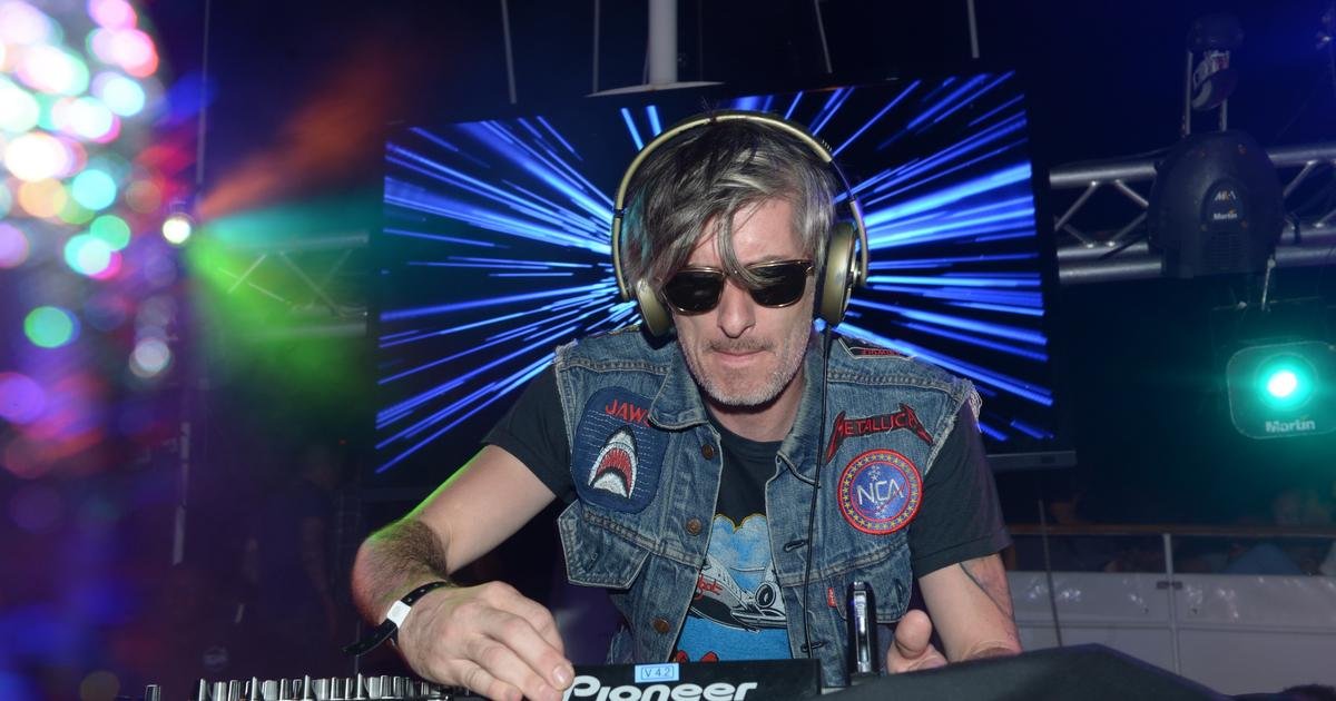 VIDÉO GALA – Le DJ Kavinsky nous a quittés à 50 ans : revivez sa prestation sur la Plage Gala au dernier festival de Cannes