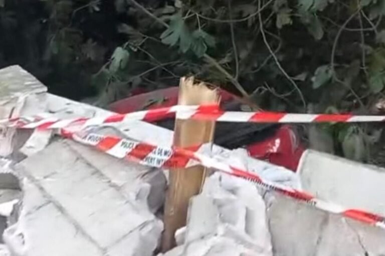 À Mougins, une voiture défonce un mur et couche un poteau électrique : le coup de gueule du maire à la suite du délit de fuite des trois occupants miraculeusement indemnes