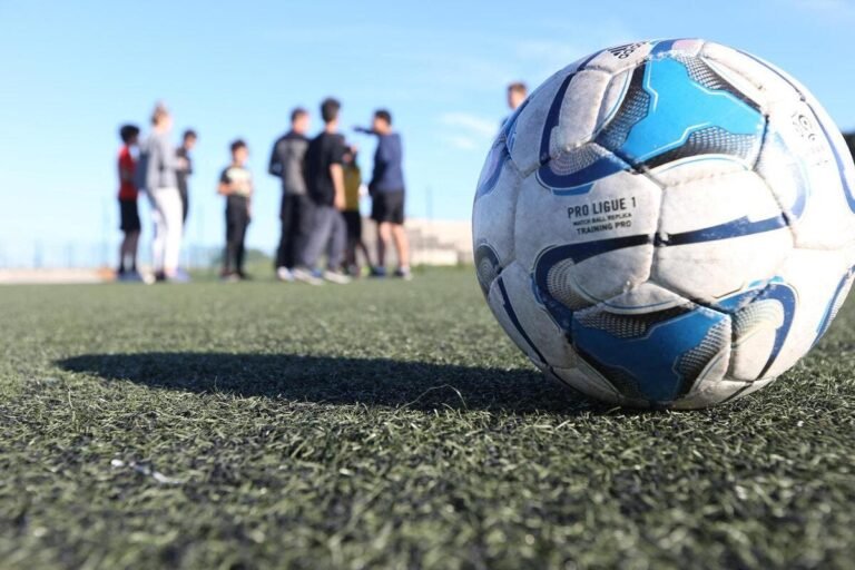 « Aucune explication précise ne nous a été communiquée » : incompréhension pour ce club de foot près de Cannes, contraint d’arrêter après 49 ans d’activité