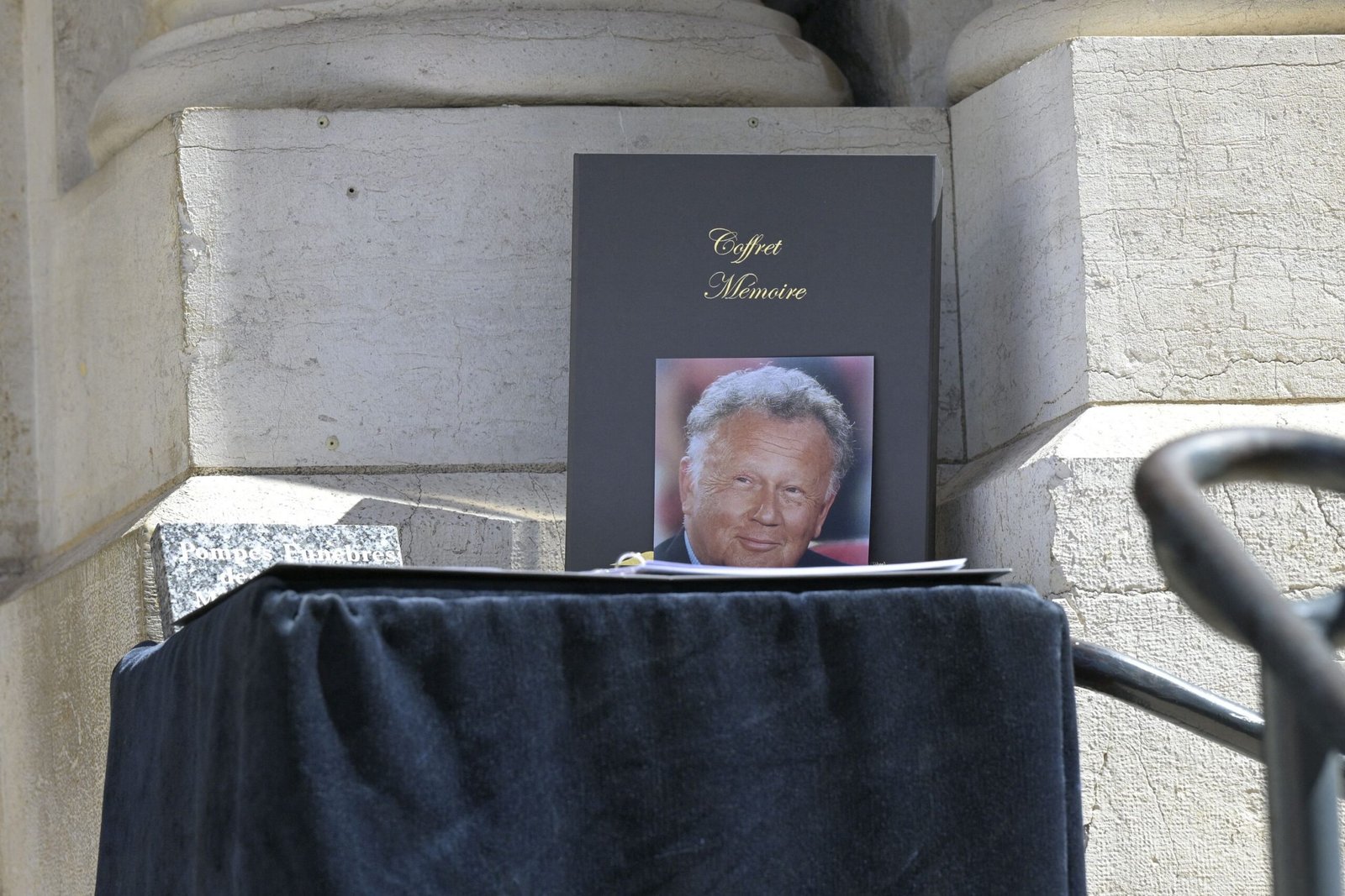 «  C&rsquo;est mon premier jour d&rsquo;éternité. Il ne peut plus rien m&rsquo;arriver » : à Cannes, le dernier au-revoir à Philippe Bouvard