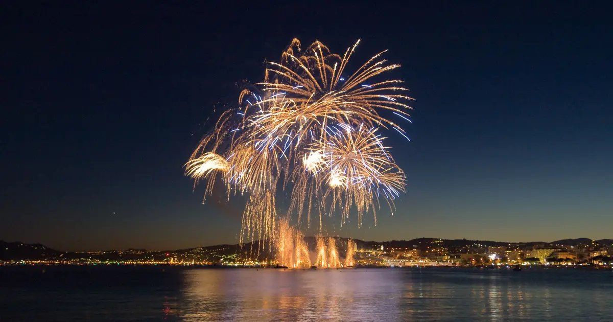Du spectacle de drones de Marseille au ciel de Cannes : 10 feux d’artifice à ne pas manquer le 15 août