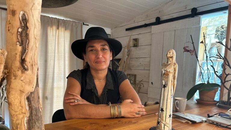 Entre stylisme et cinéma, nominations aux Oscars et prix du jury à Cannes, le parcours de vie trépidant de Nad