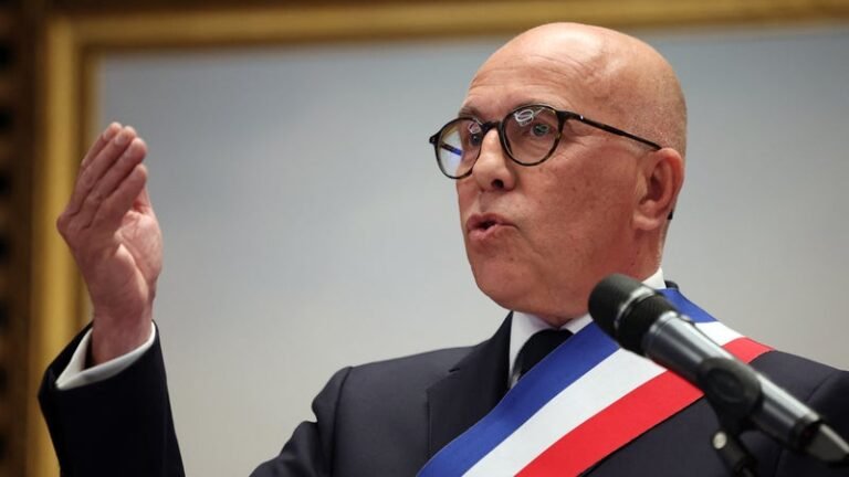 « Faire vivre les symboles de la nation »: Éric Ciotti annonce l&rsquo;installation de mâts dans les cours d&rsquo;école de Nice pour y faire flotter le drapeau tricolore