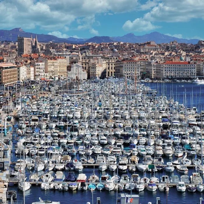 Il chute de 20 mètres depuis un rooftop à Marseille et s’en sort par miracle  (Ouest-France)