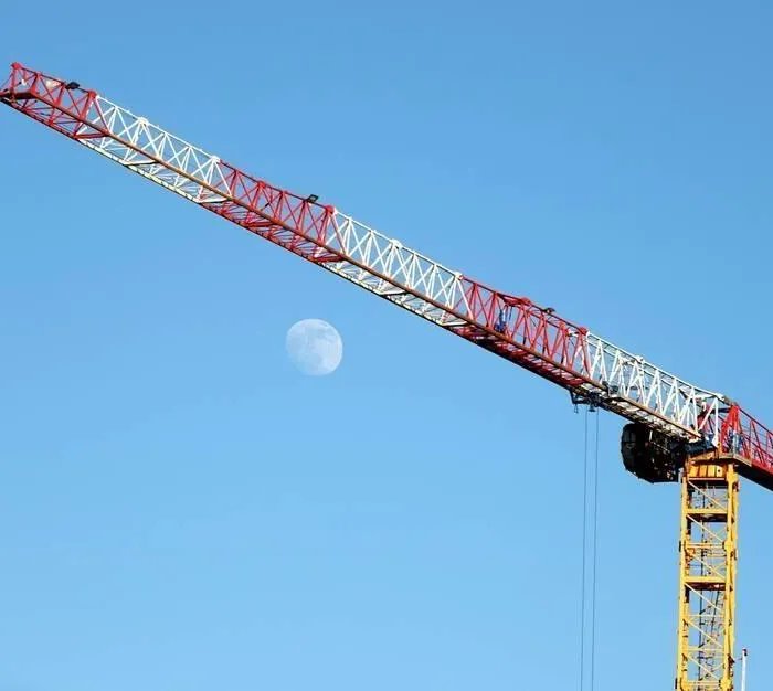 Il menaçait de sauter du haut d’une grue : un homme secouru par les gendarmes et les pompiers  (Ouest-France)