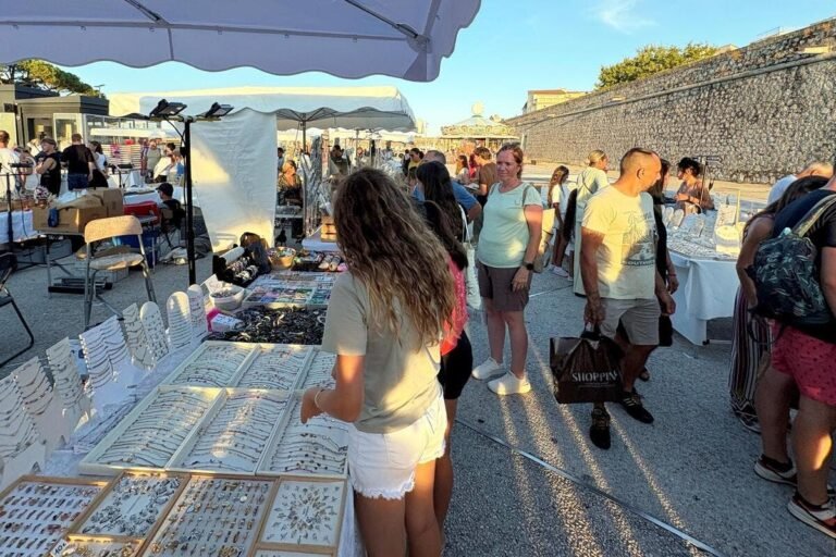 « Il y a beaucoup de monde, par contre, il n’y a pas d’acheteur » : entre pouvoir d’achat en berne et canicule malvenue, les marchés nocturnes de cet été à Cannes et Antibes tirent un bilan mitigé