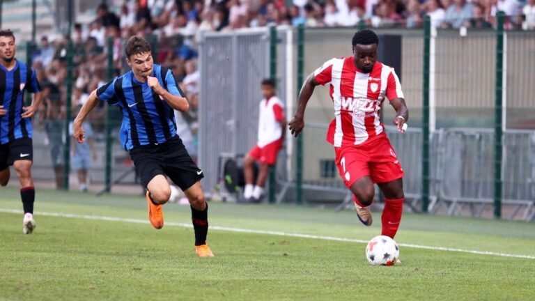 Ils débarquent pour affronter Cannes… et doivent finalement porter le maillot de leur adversaire : la scène