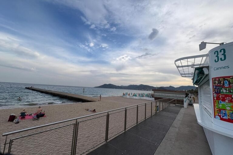 « Je promenais mon chien et je me suis retrouvée aux urgences » : une femme dénonce une violente agression sur une plage de Cannes