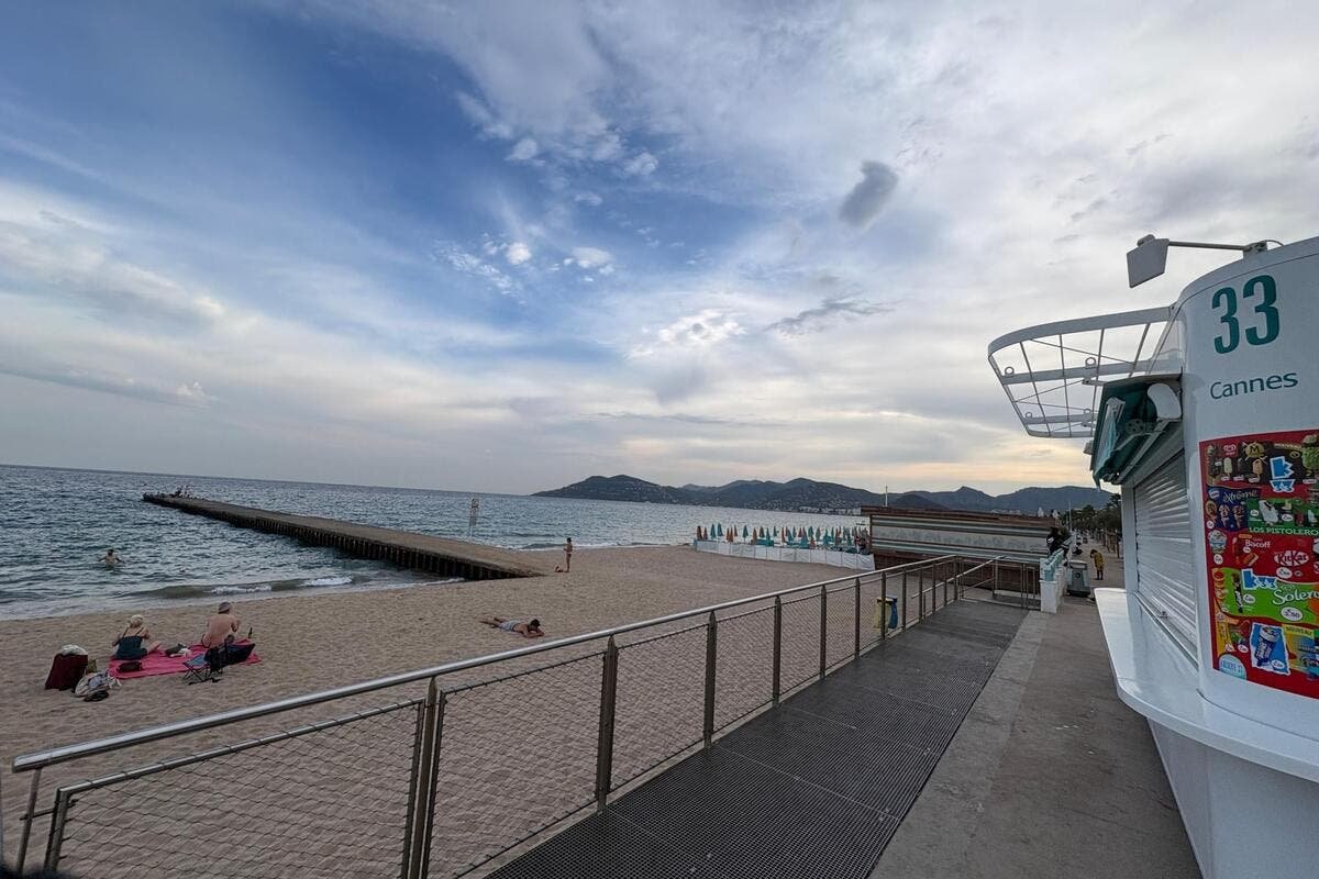 « Je promenais mon chien et je me suis retrouvée aux urgences » : une femme dénonce une violente agression sur une plage de Cannes