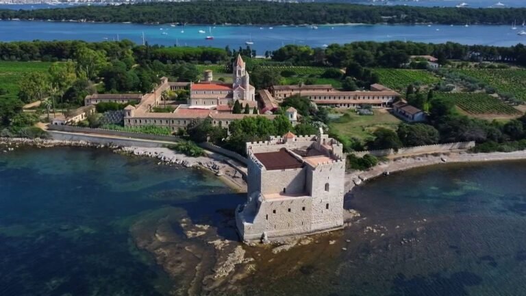 Joyau médiéval de la baie de Cannes, la tour-monastère de l’île Saint-Honorat rouvre au public, sublimée par une longue restauration