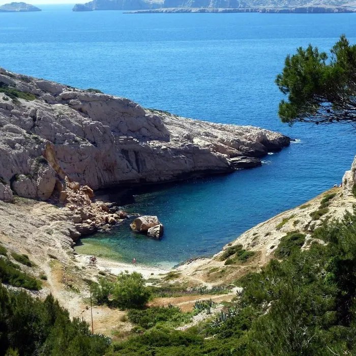 Les calanques de Marseille élues « plus belle randonnée du monde », un site sublime déjà menacé par la surfréquentation (Ouest-France)