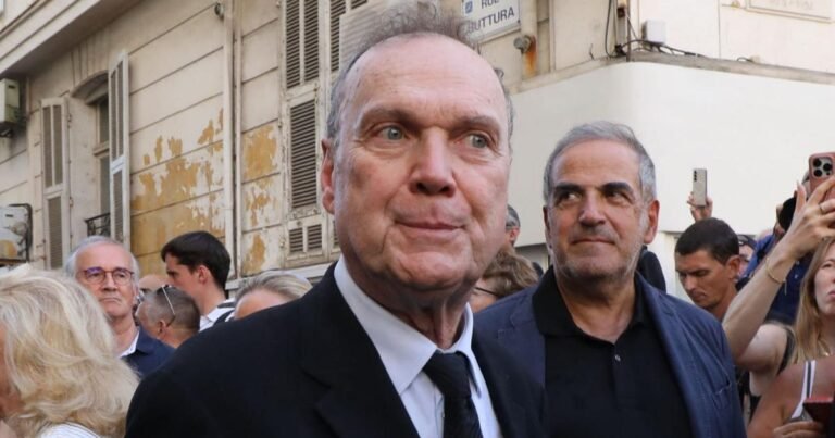 Obsèques de Philippe Bouvard : submergé par l’émotion, Julien Lepers coupe court à une interview