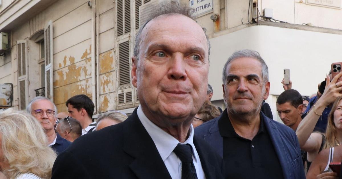Obsèques de Philippe Bouvard : submergé par l’émotion, Julien Lepers coupe court à une interview
