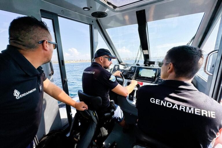 « Où sont vos gilets de sauvetage ? Votre lampe torche ? Ce matériel est obligatoire à bord et vous n’avez rien » : vaste opération de contrôle menée au large de Cannes et d’Antibes pour le week-end le plus chargé de l’été