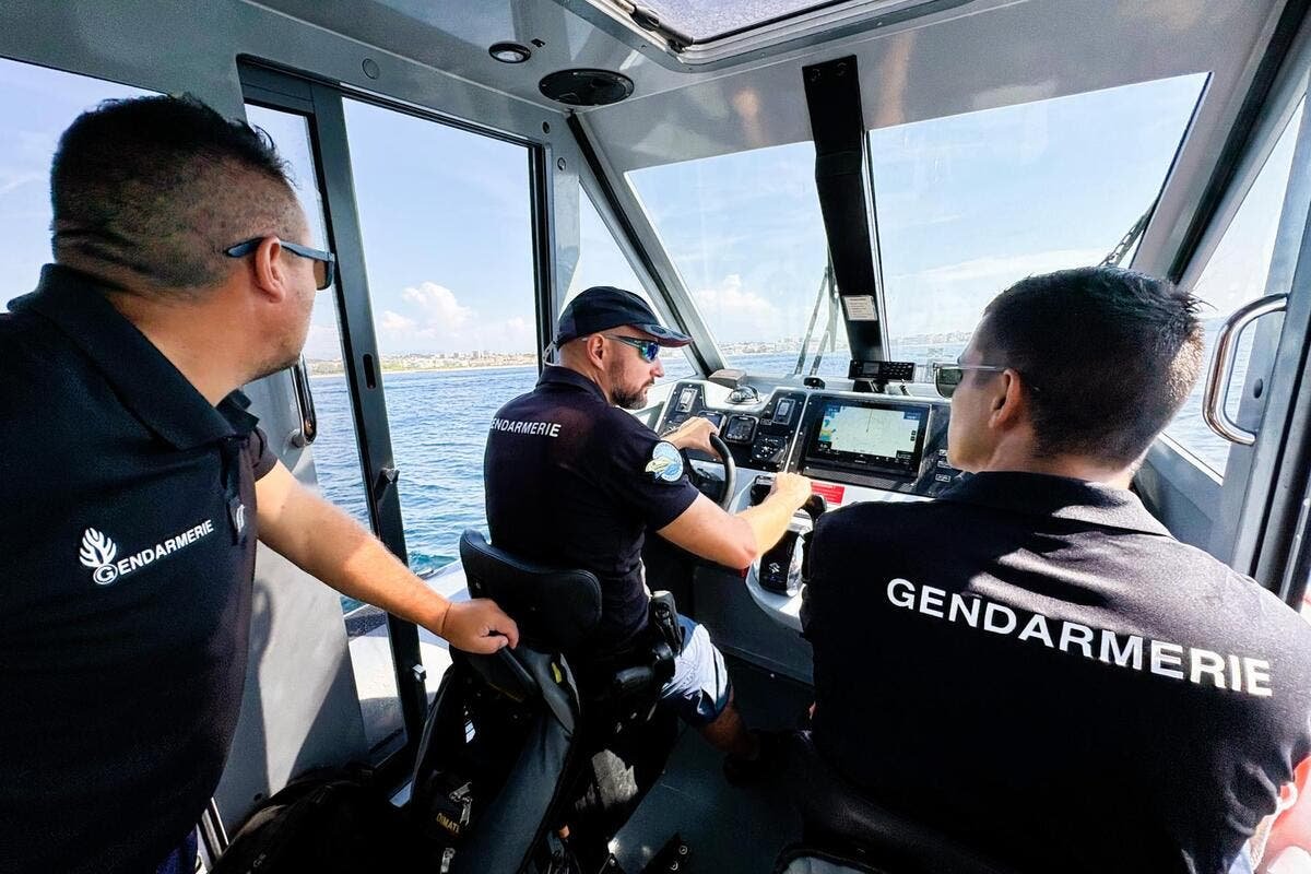« Où sont vos gilets de sauvetage ? Votre lampe torche ? Ce matériel est obligatoire à bord et vous n’avez rien » : vaste opération de contrôle menée au large de Cannes et d’Antibes pour le week-end le plus chargé de l’été