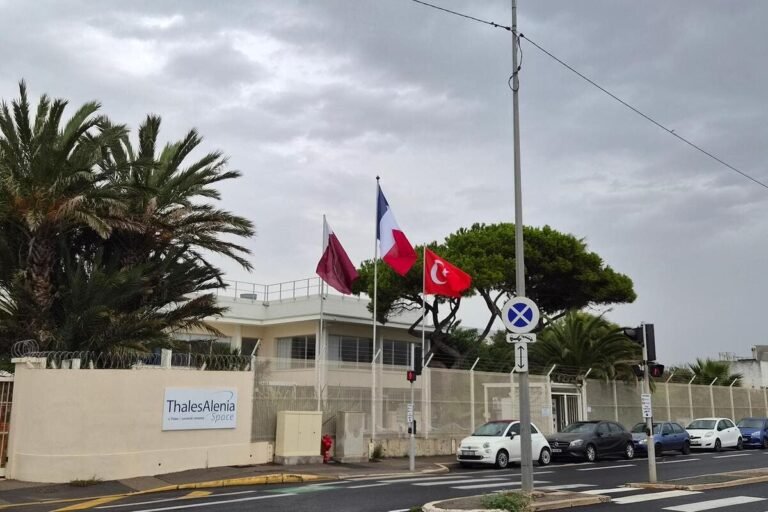 Pourquoi des drapeaux du Qatar et de la Turquie flottent devant Thales Alenia Space à Cannes depuis quelques jours