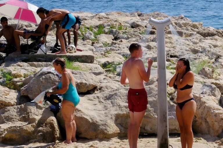 « Pourquoi s’en priver ? » : à Cannes, les usagers partagés sur la fermeture des douches de plage