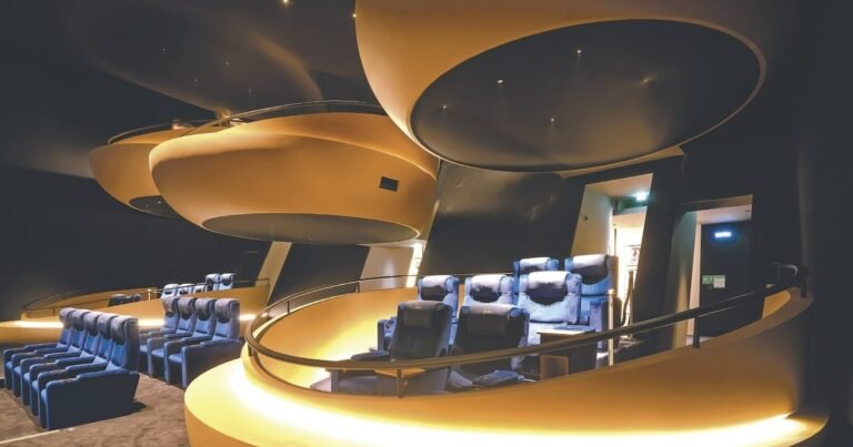 Près de Cannes, l’architecte Pierre Chican a mis en œuvre son concept de cinéma Ōma, inspiré du théâtre à l’italienne avec ses balcons