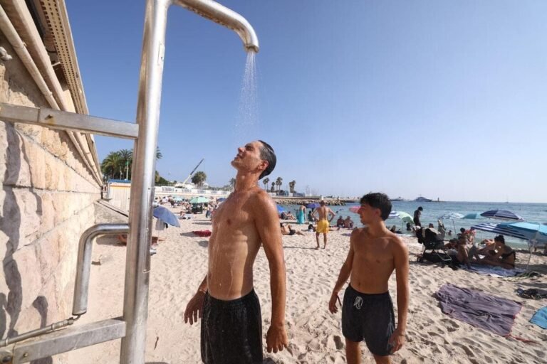 Sécheresse dans les Alpes-Maritimes : la fermeture des douches de plage provoque la fronde des maires de l’ouest du département
