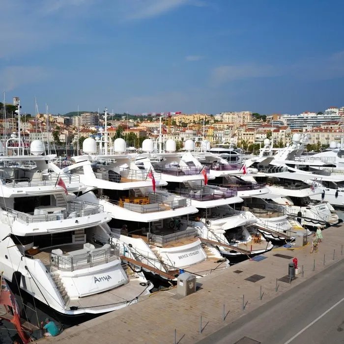 Un disparu après une collision entre deux navires de plaisance dans la baie de Cannes  (Ouest-France)