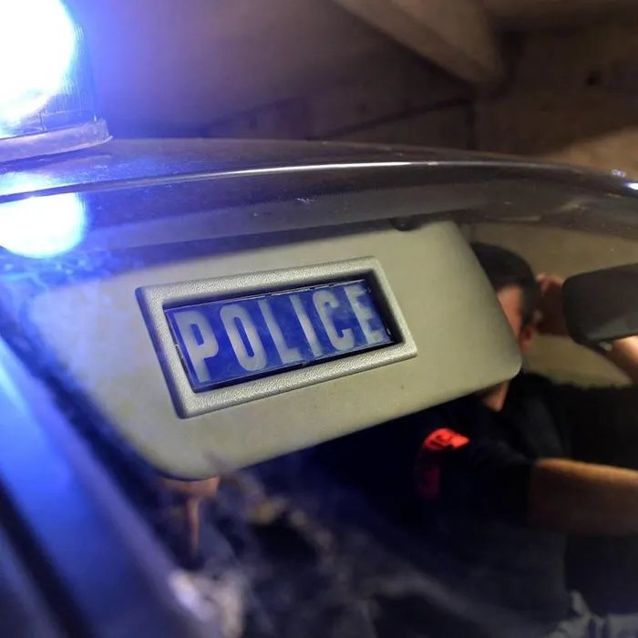 Un jeune de 17 ans retrouvé mort chez lui : la mère en fuite a été récupérée en mer par la police  (Ouest-France)