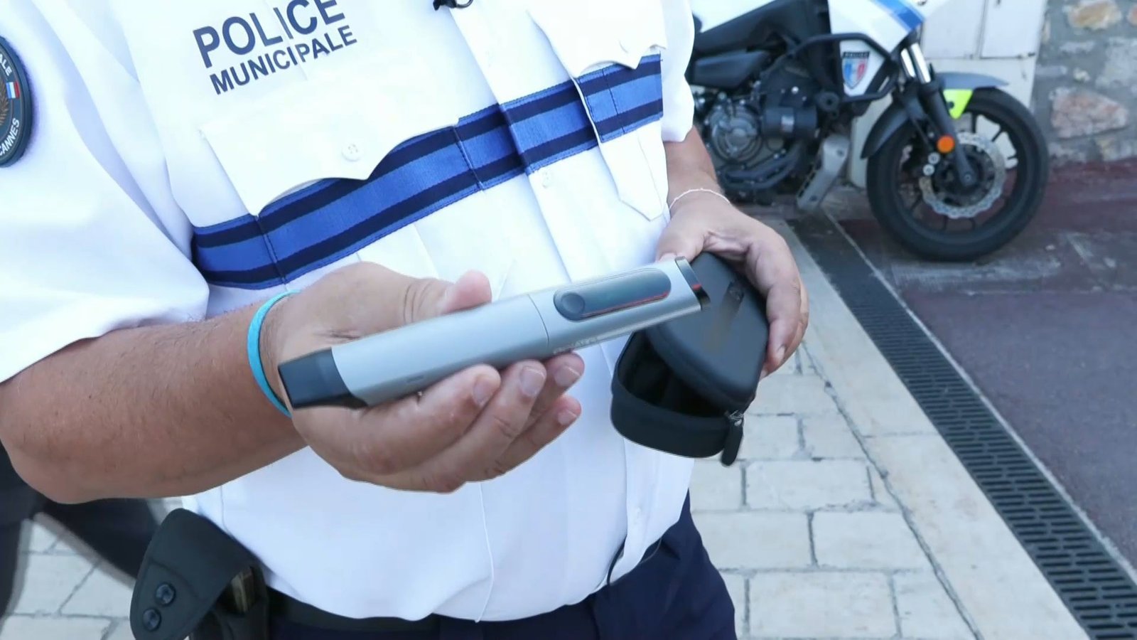 « Une double illégalité »: à Cannes, les automobilistes sont contrôlés pour détecter le protoxyde d&rsquo;azote,…