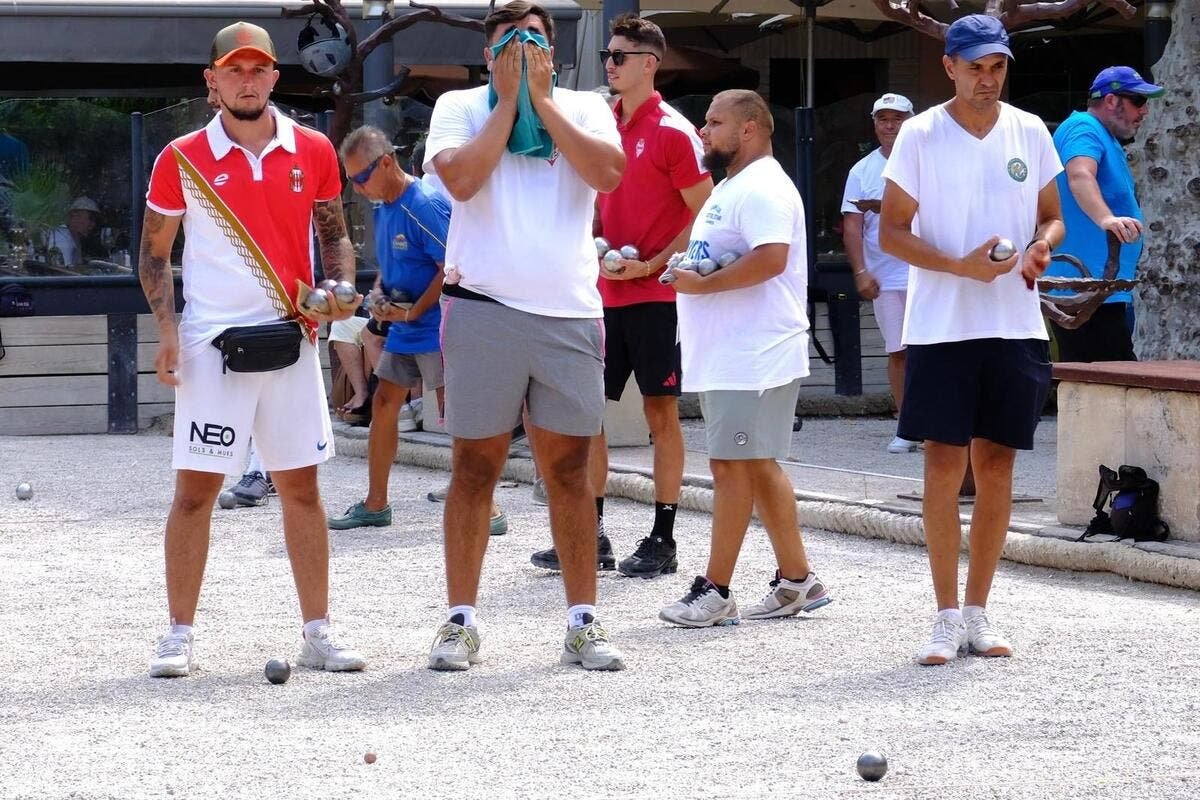 « Une fois dans la partie, on n’y pense plus » : même sous 34 °C, les joueurs de pétanque de la Semaine bouliste de l’Étang gardent la tête froide