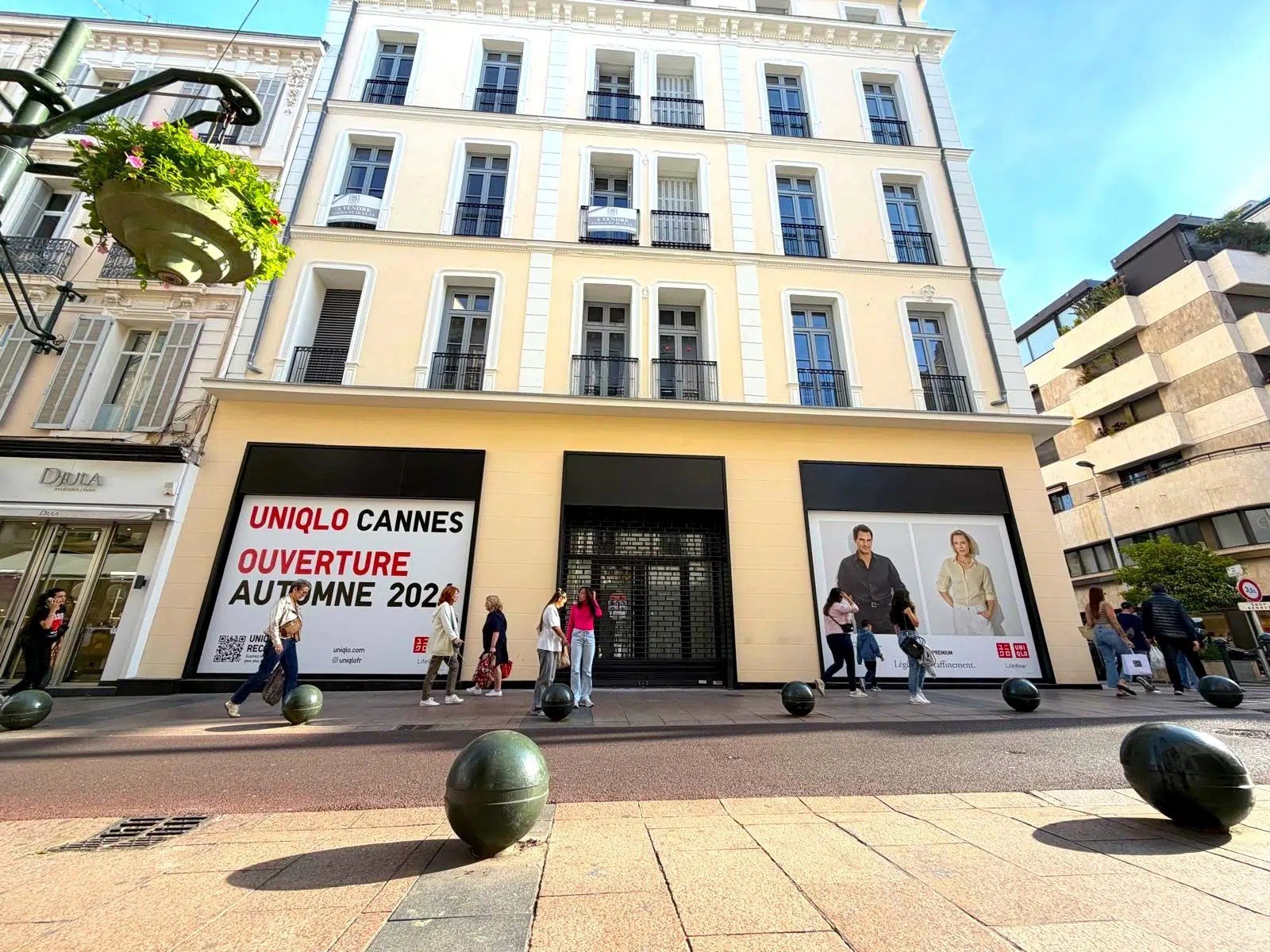 À Cannes, la boutique Uniqlo s&rsquo;apprête à ouvrir ses portes et annonce « plusieurs collaborations avec des acteurs locaux »