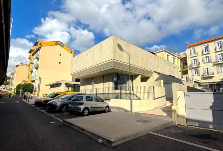 À Cannes, mais pourquoi ce grand complexe de gaming dédié aux jeunes n&rsquo;est toujours pas ouvert