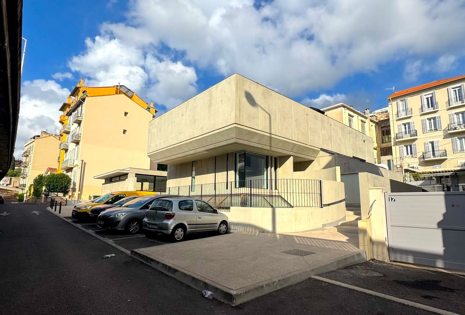 À Cannes, mais pourquoi ce grand complexe de gaming dédié aux jeunes n&rsquo;est toujours pas ouvert