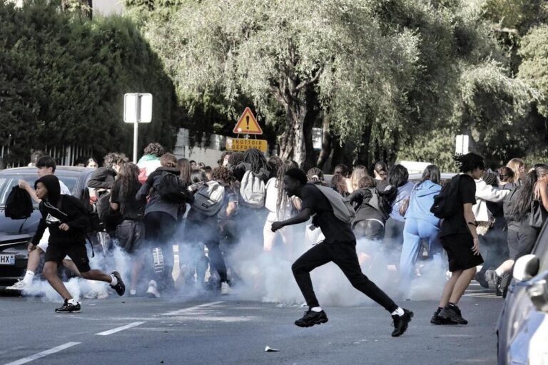 Affrontements, jets de gaz lacrymogènes, une dizaine d’interpellations… Situation très tendue dans les lycées azuréens bloqués ce mardi