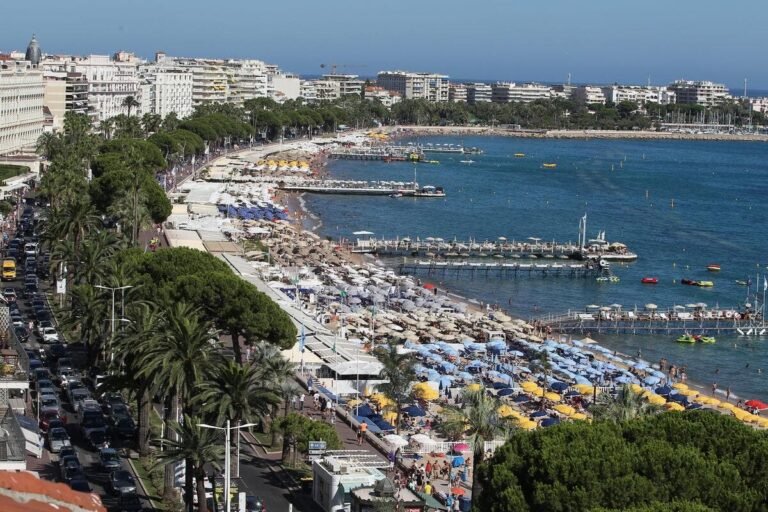 « C’est devenu inaccessible pour les Cannois » : les plages privées de la Croisette trop chères pour la clientèle locale ?