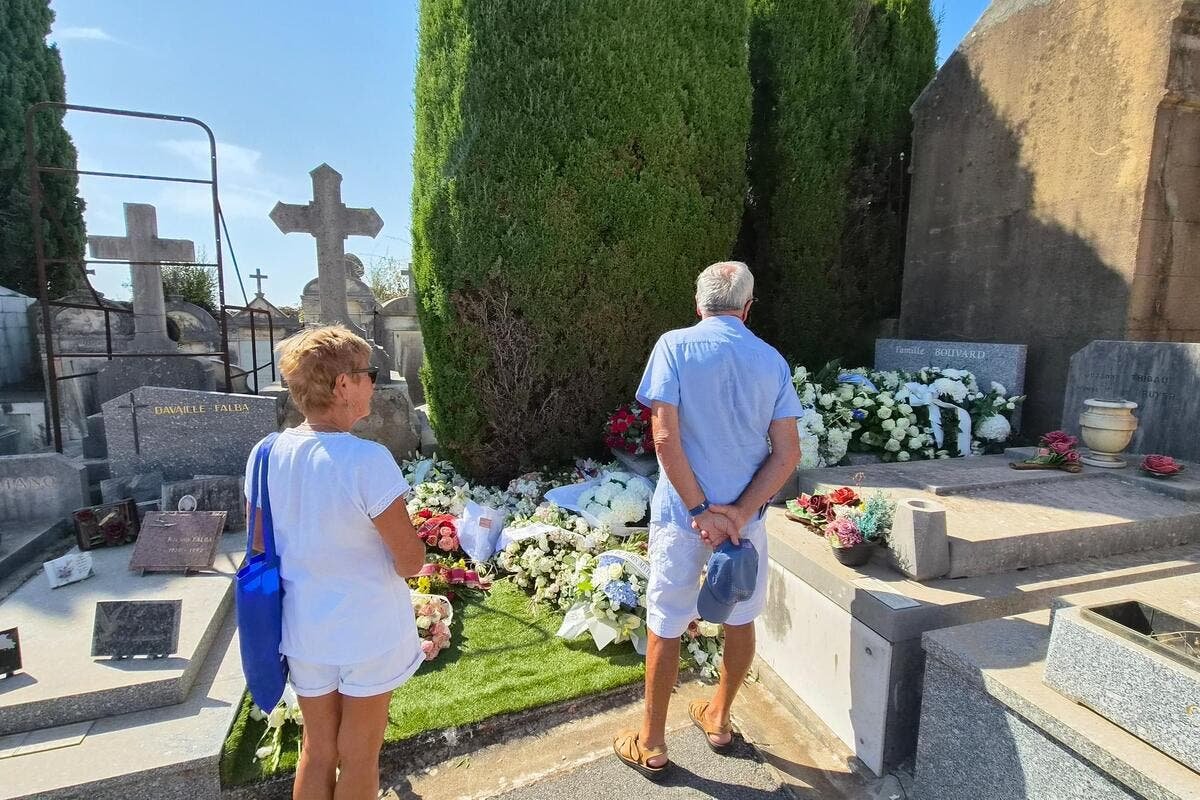 « C’est étrange, mais j’avais besoin de venir me recueillir sur sa tombe » : au cimetière du Grand Jas à Cannes, les anonymes affluent rendre hommage à Philippe Bouvard