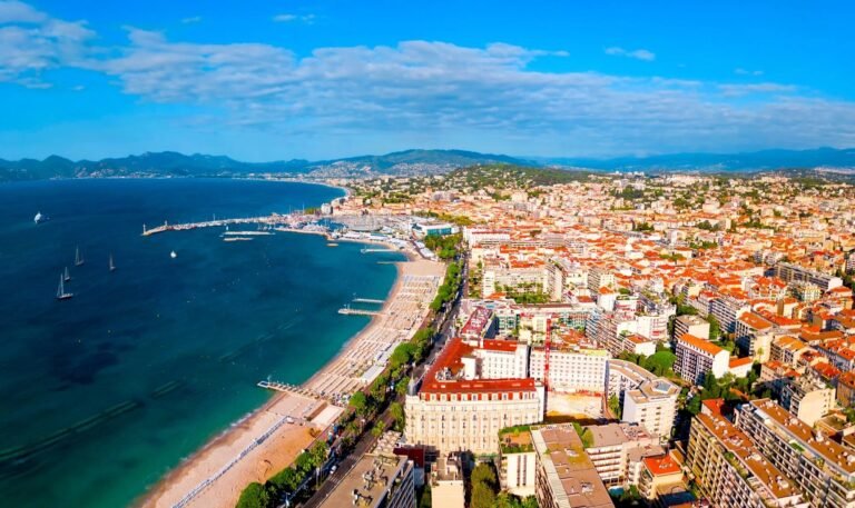 Classé Monument historique, cet hôtel de Cannes figure parmi les 100 meilleurs du monde en 2026