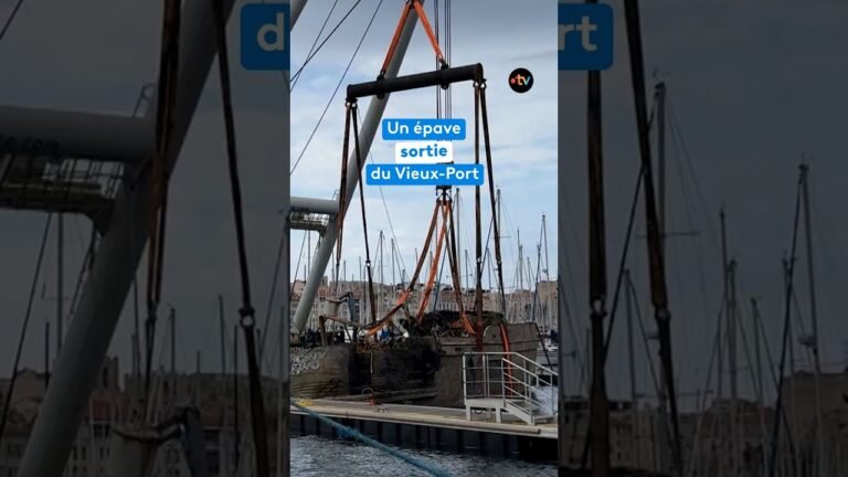 Dans le Vieux-Port, début des opérations pour mettre hors d’eau les bateaux qui ont brûlé cet été